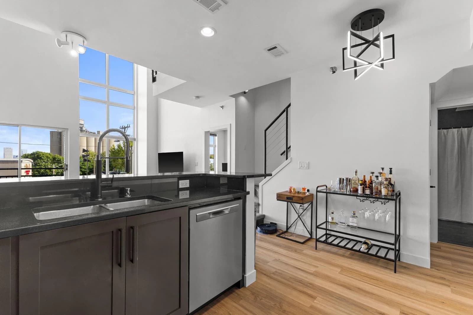 2121 Kinnickinnic 4