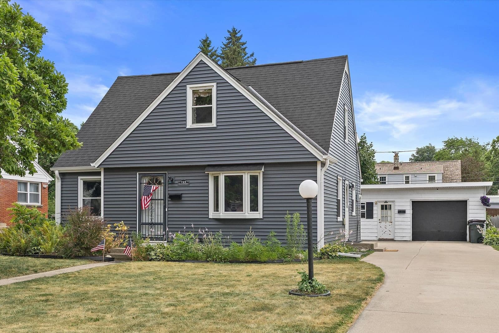725 Oak, South Milwaukee, WI 53172