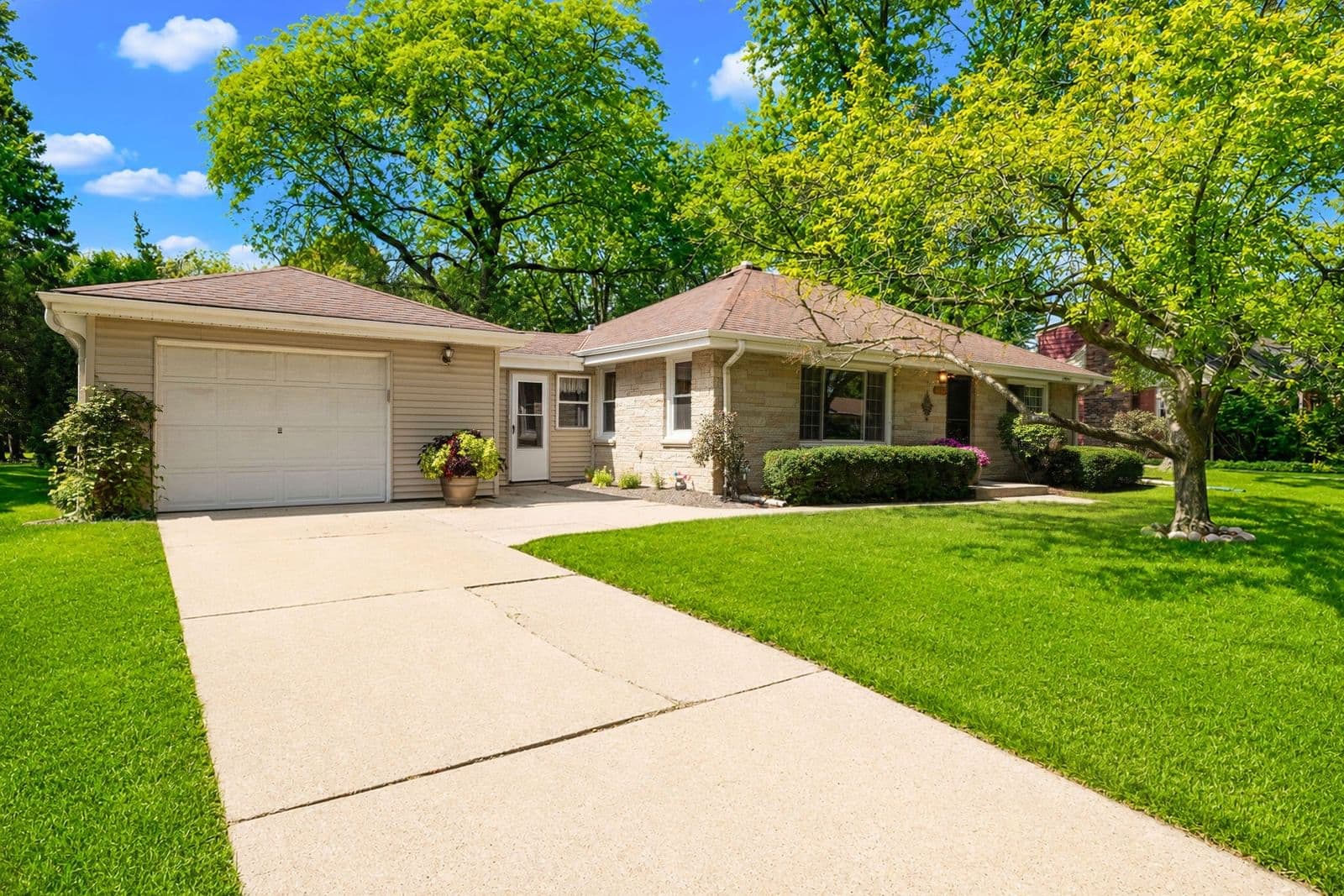 4537 101st St, Wauwatosa, WI 53225 3