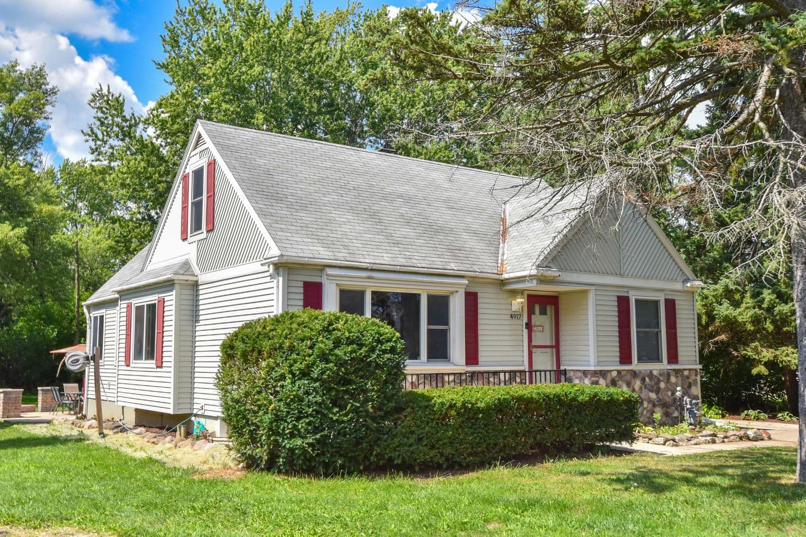 4917 28th, Greenfield, WI 53221