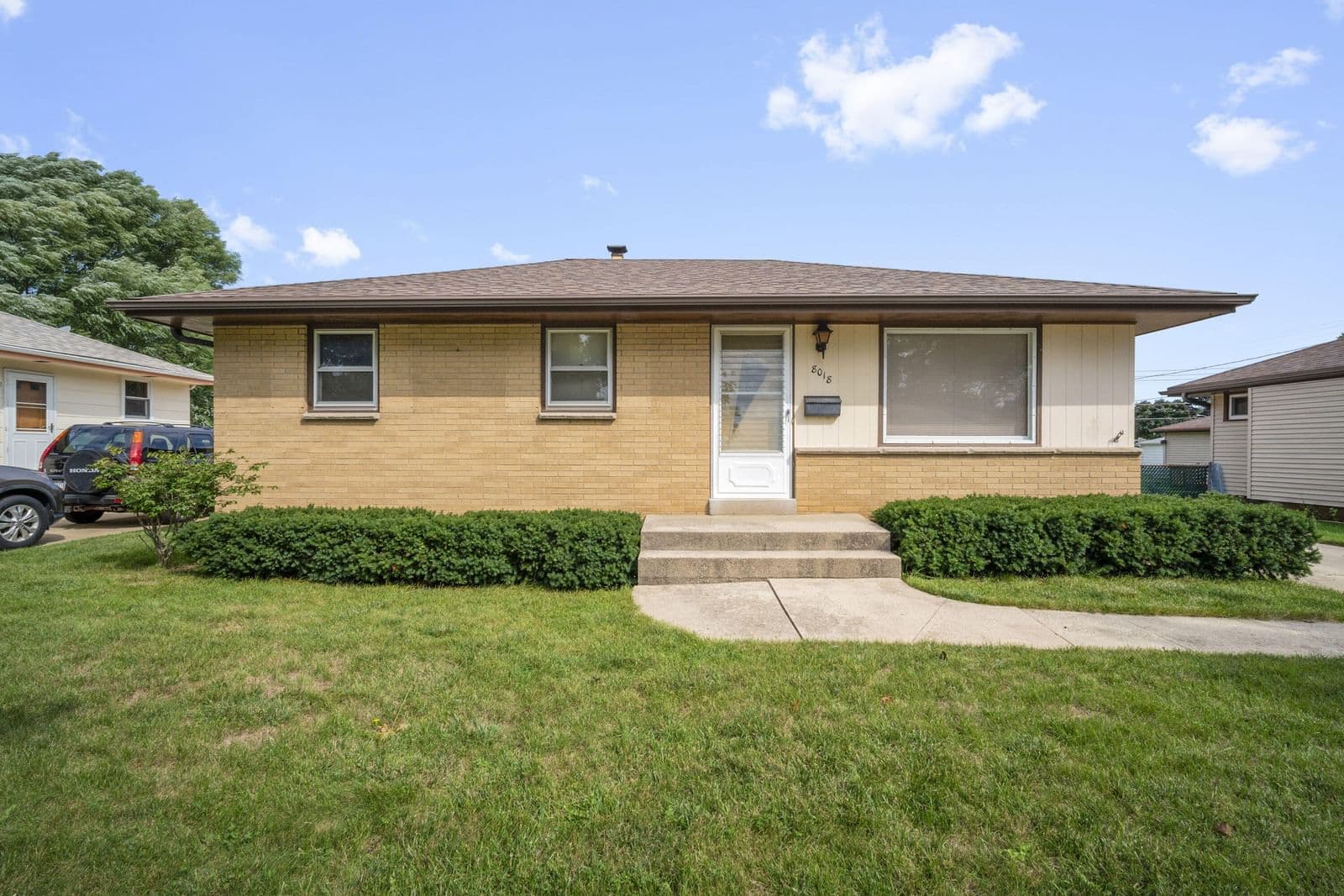 8018 Tesch, Milwaukee, WI 53220