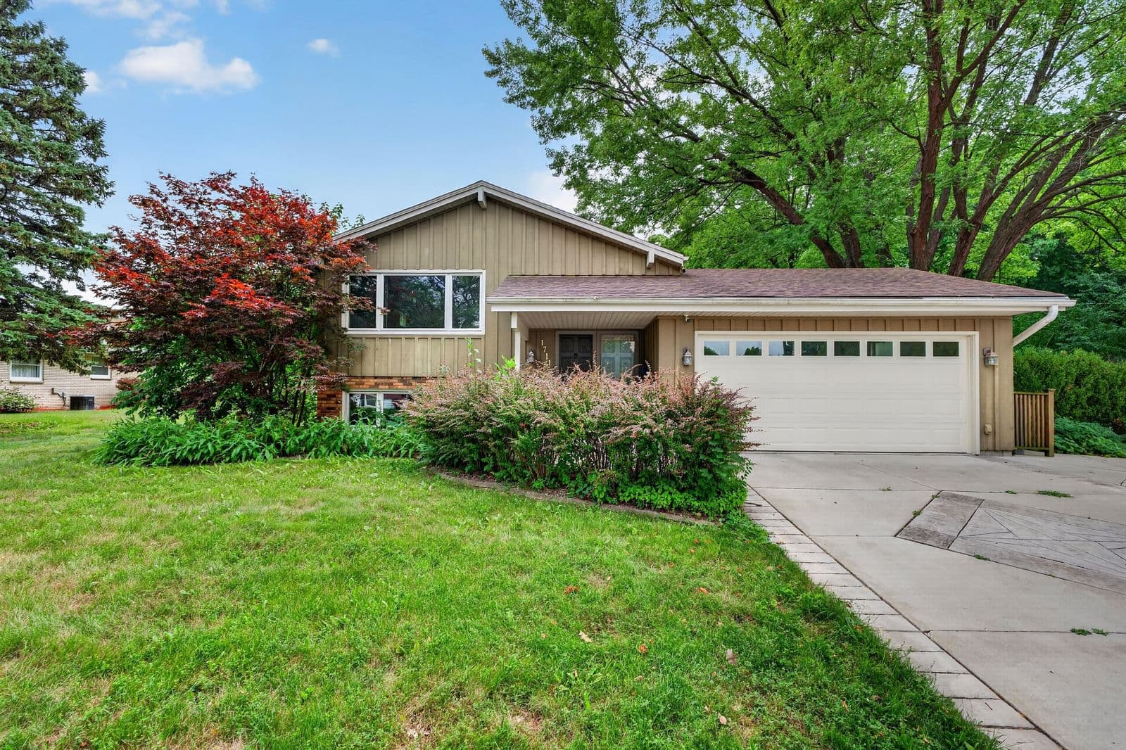 1711 Clayton Crest, Milwaukee, WI 53221