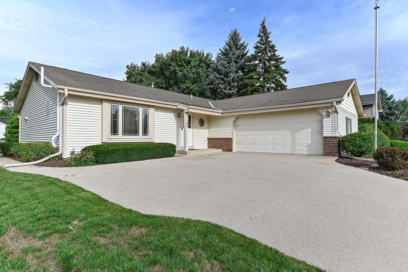 7165 Tifton Dr, Franklin, WI 53132