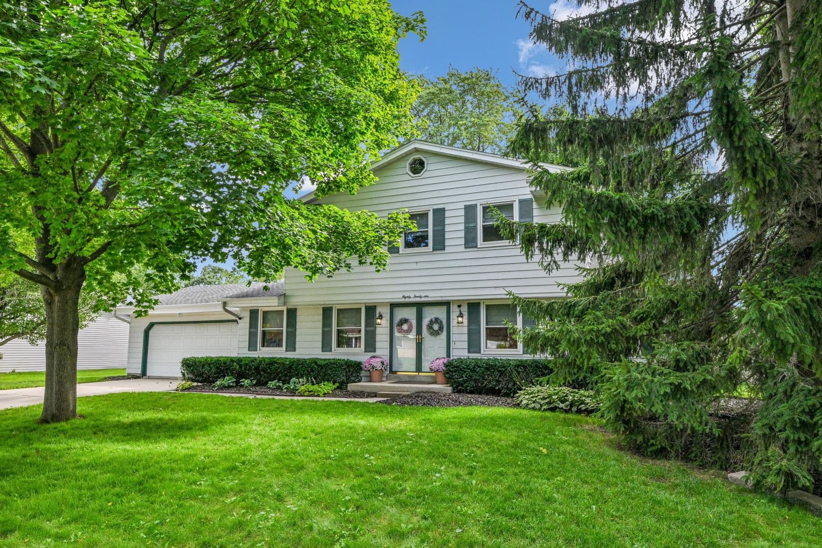 8021 Cascade Dr, Franklin, WI 53132