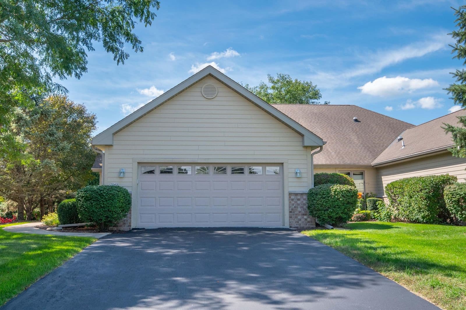 7043 Lannonstone Ct, Franklin, WI 53132