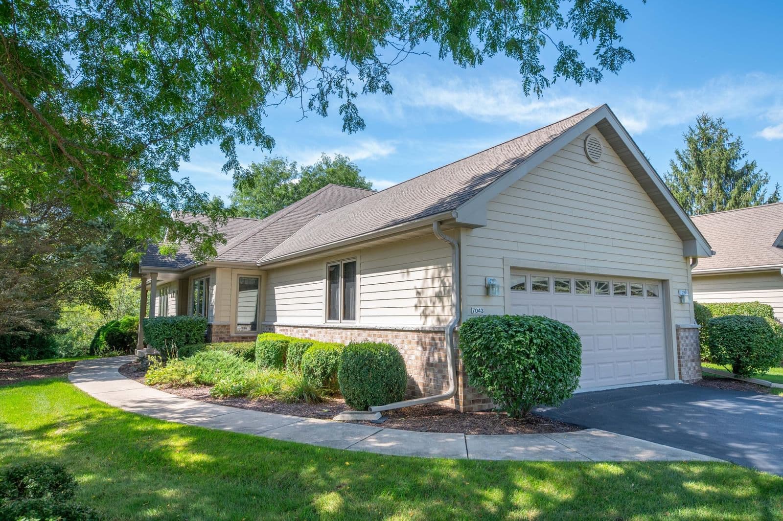 7043 Lannonstone Ct, Franklin, WI 53132 3