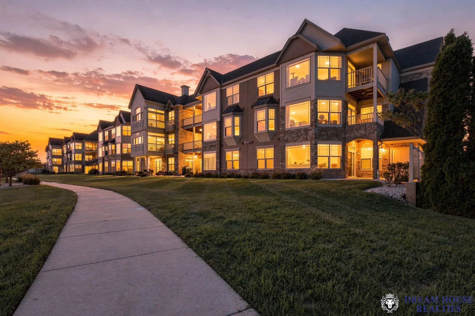 6955 Riverwood Blvd, Franklin, WI 53132
