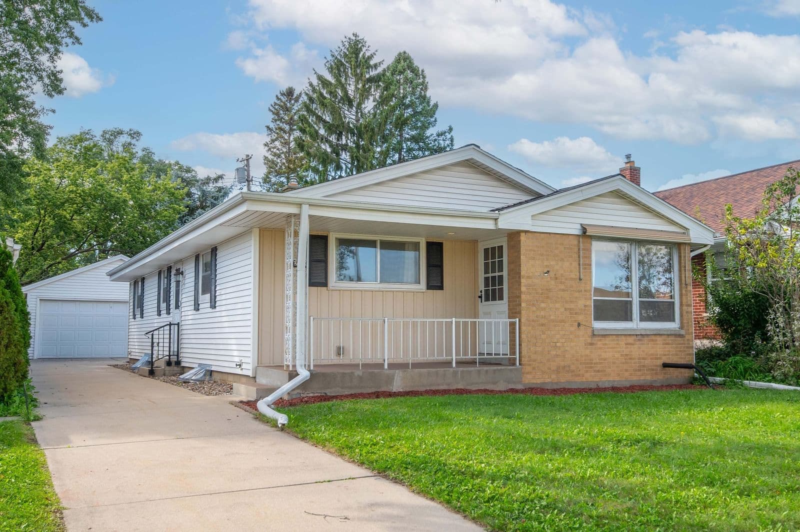 2533 113th St, Wauwatosa, WI 53226