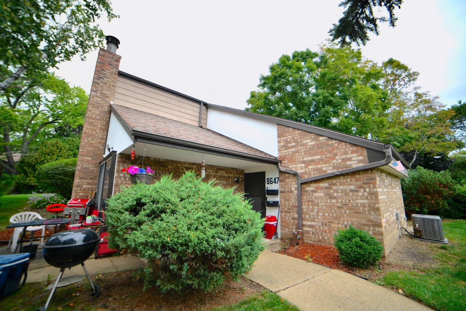8647 Servite Dr, Milwaukee, WI 53223