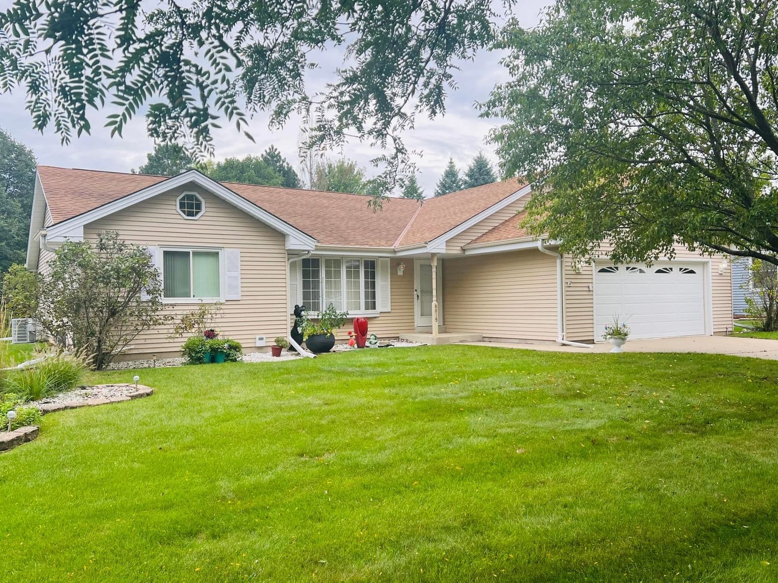 8815 Castle Ct, Franklin, WI 53132