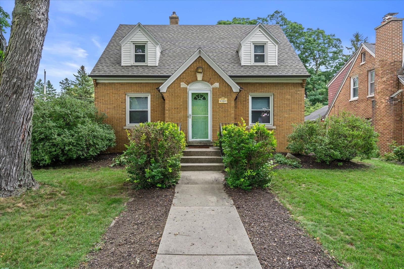 2380 115th St, Wauwatosa, WI 53226