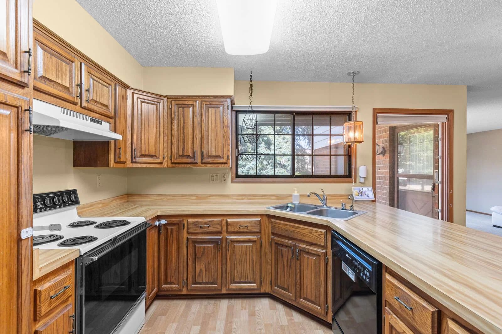 8122 Legend Dr, Franklin, WI 53132 3