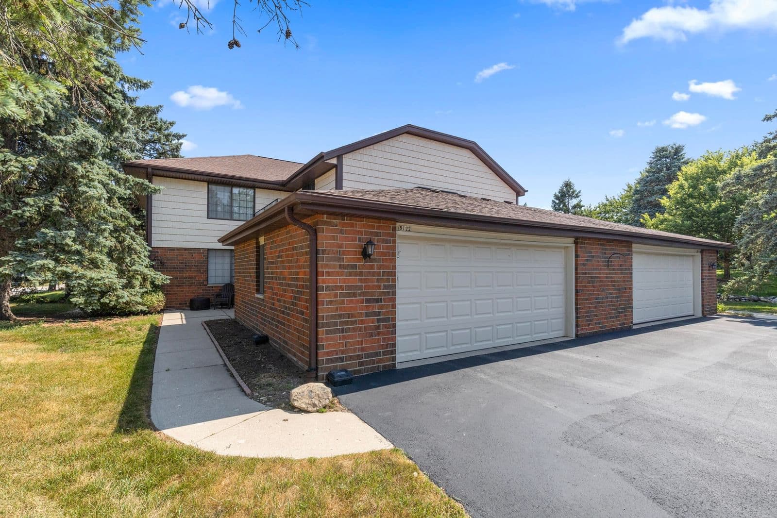 8122 Legend Dr, Franklin, WI 53132