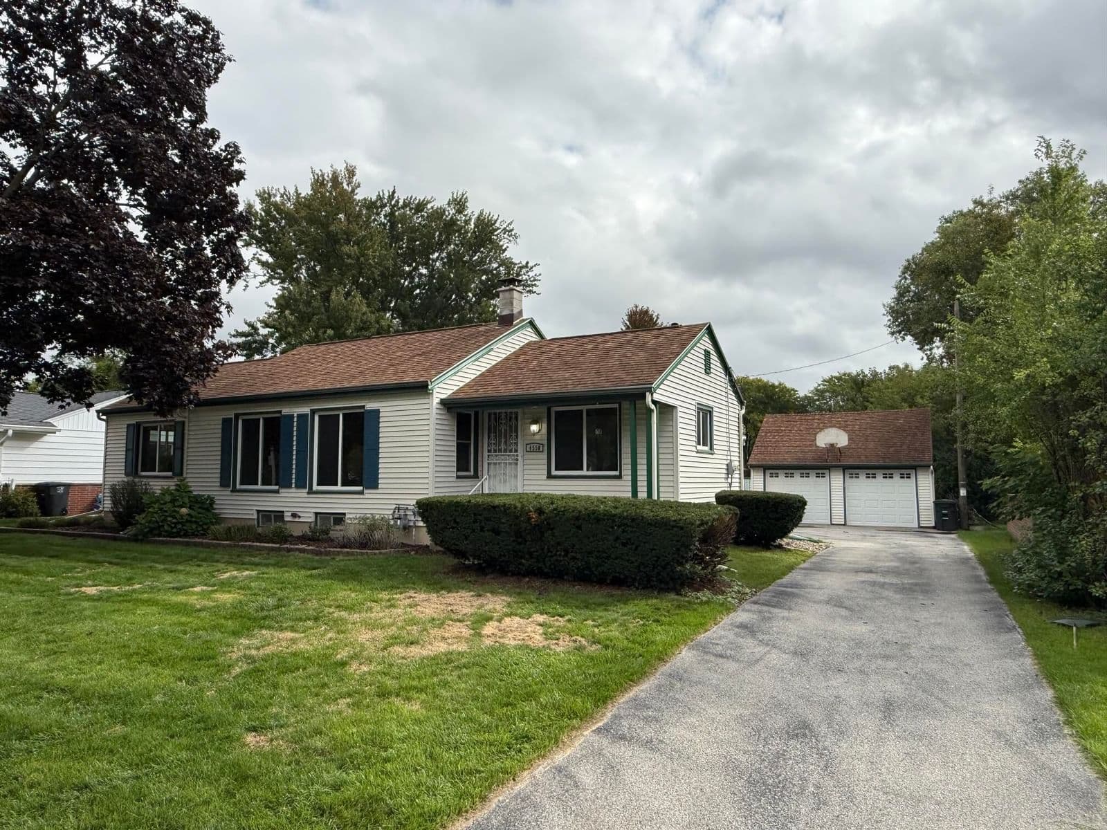 4550 103rd St, Wauwatosa, WI 53225