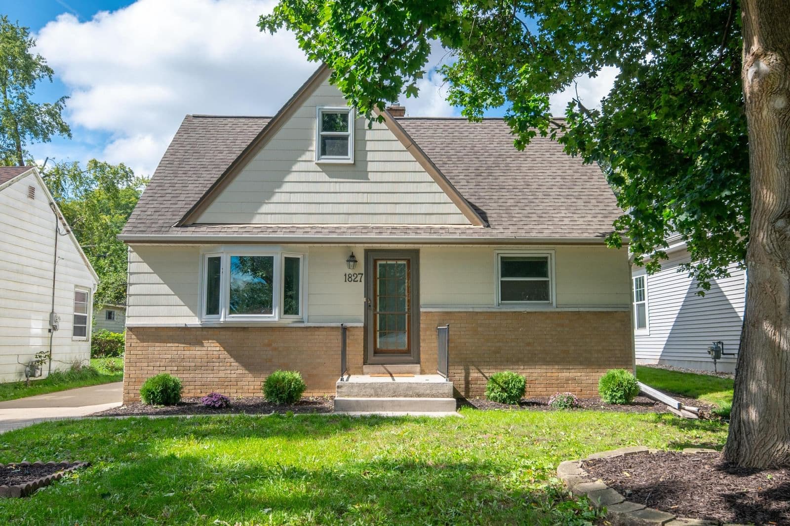 1827 117th St, Wauwatosa, WI 53226