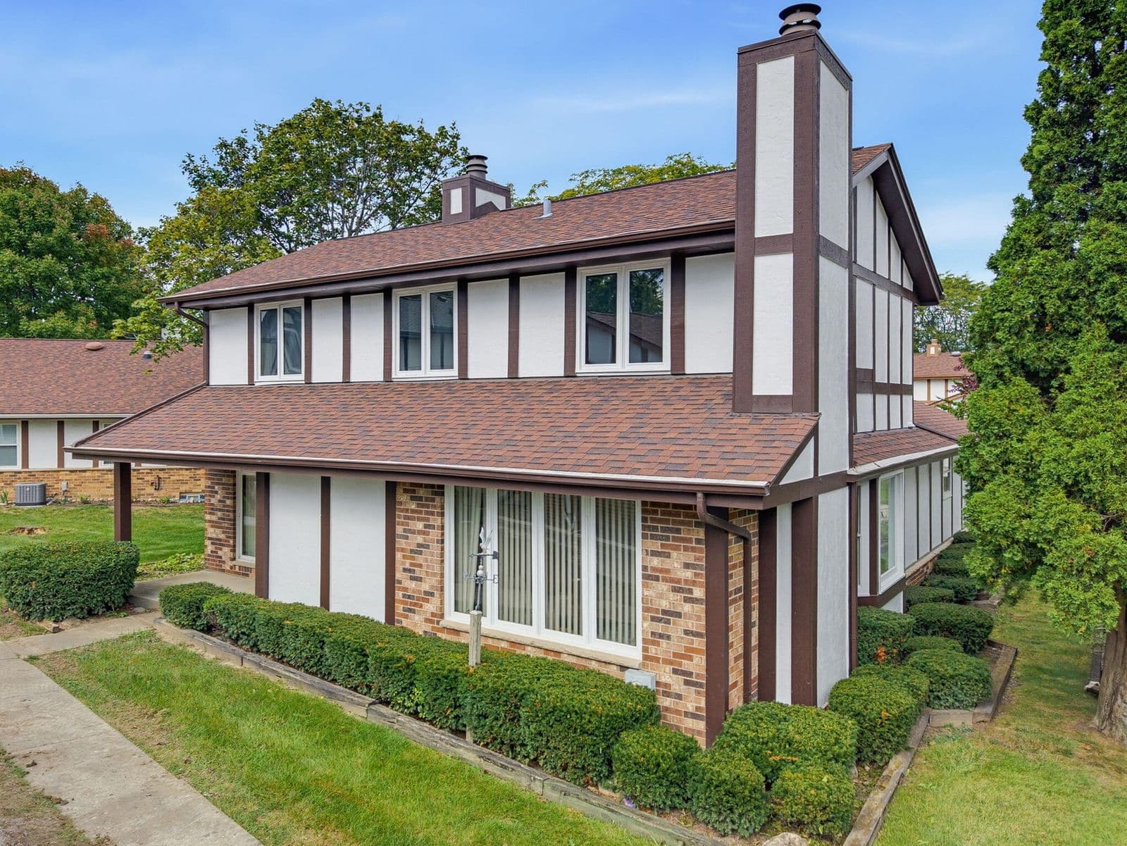 5309 S Somerset Ln, Greenfield, WI 53221