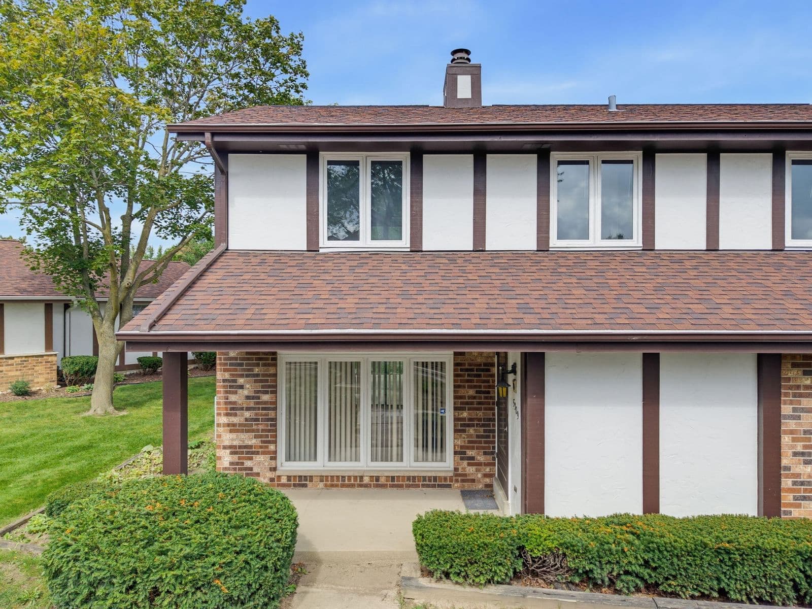 5309 S Somerset Ln, Greenfield, WI 53221 2