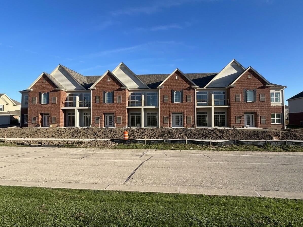 2380 Colonial Woods Dr, Oak Creek, WI 53154