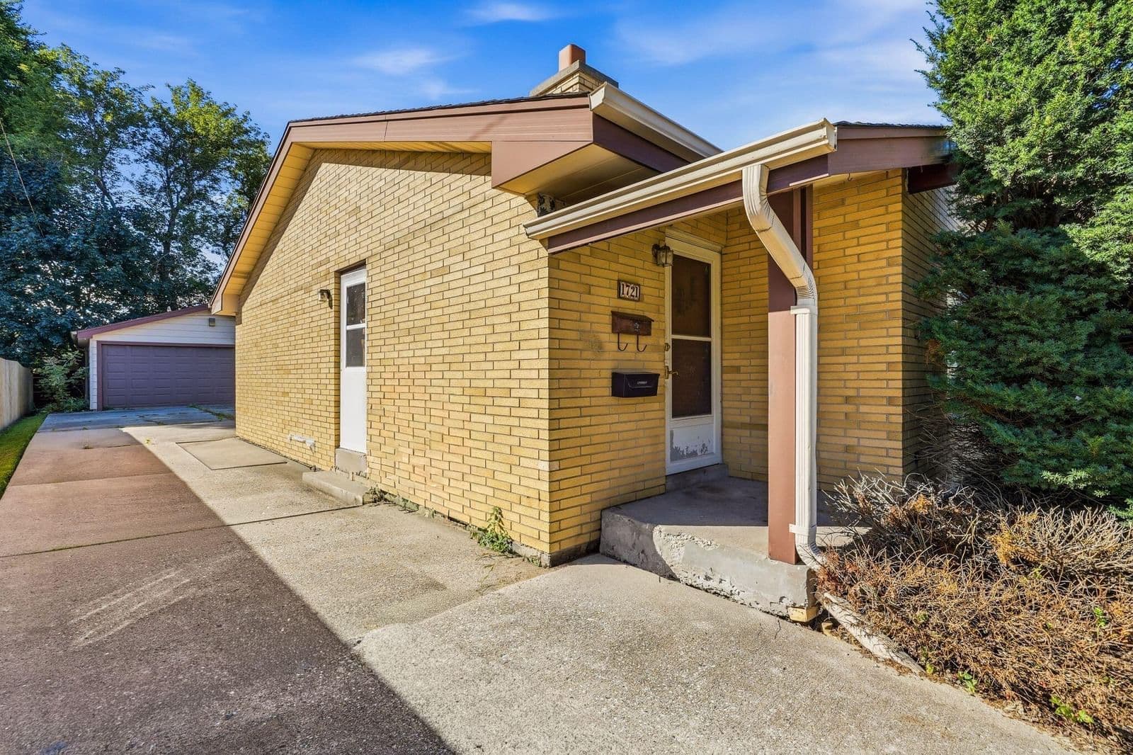 1721 Cedar St, South Milwaukee, WI 53172 2