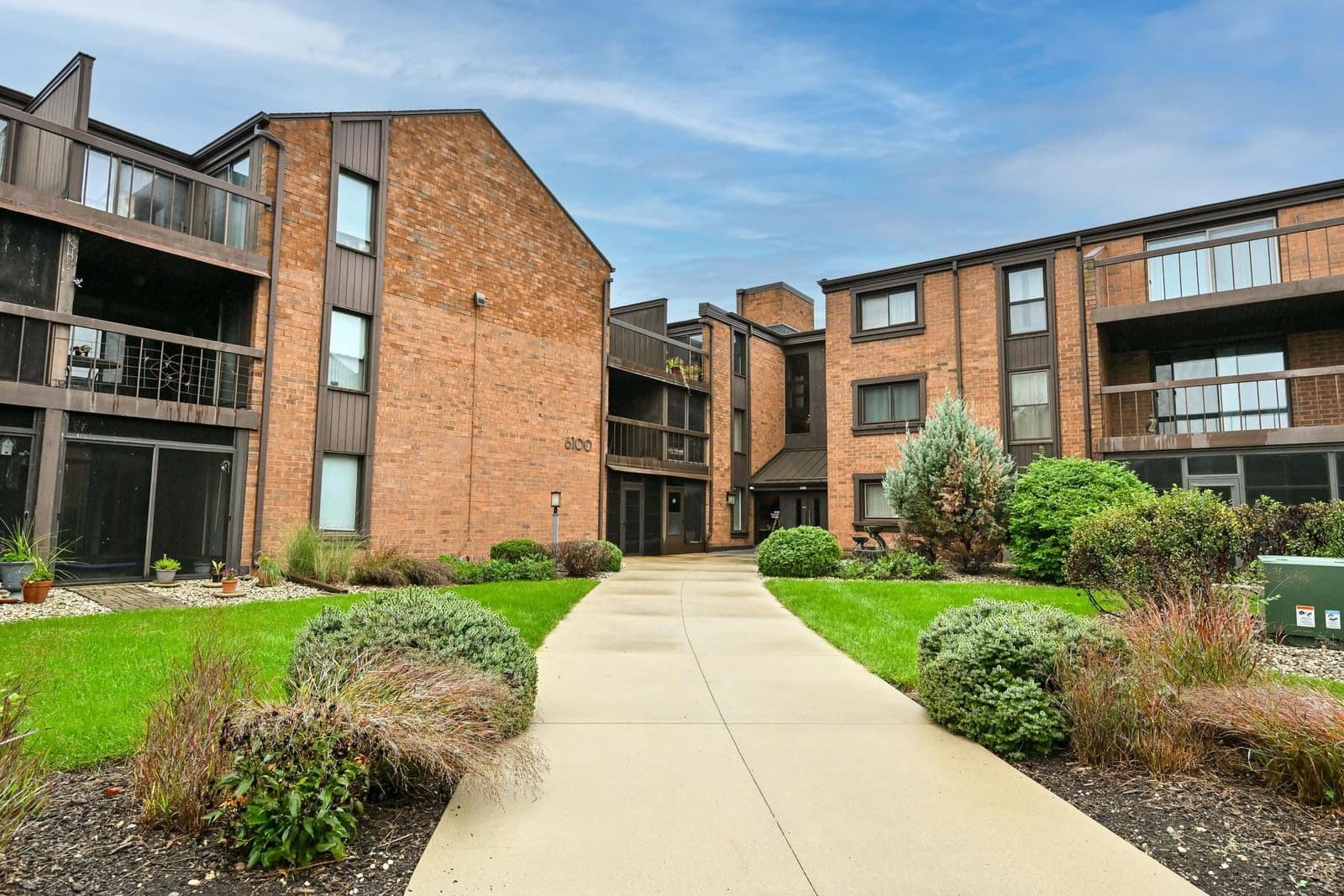 6100 Stonehedge Dr, Greenfield, WI 53220 2