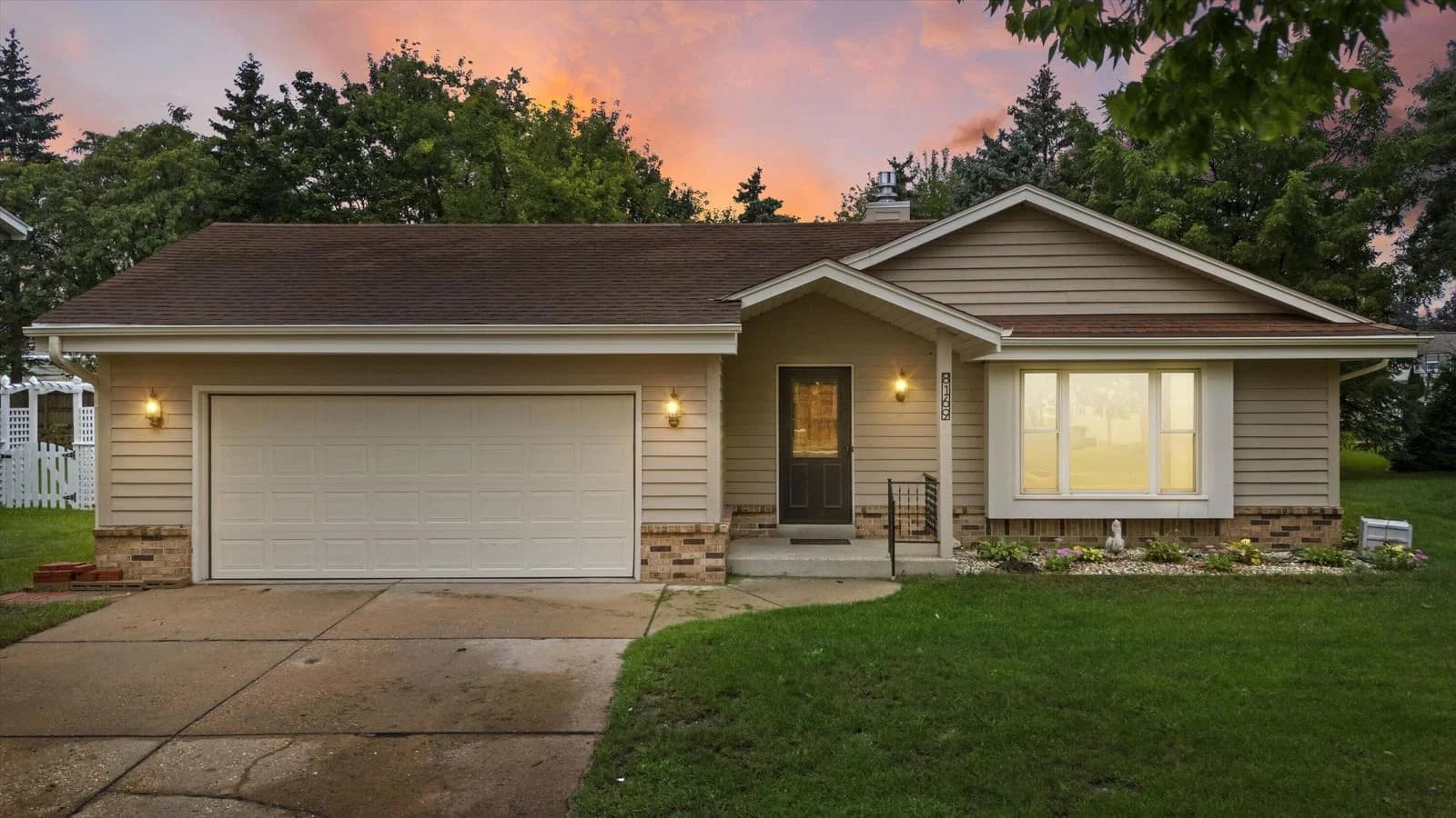 8169 Wilding Dr, Oak Creek, WI 53154