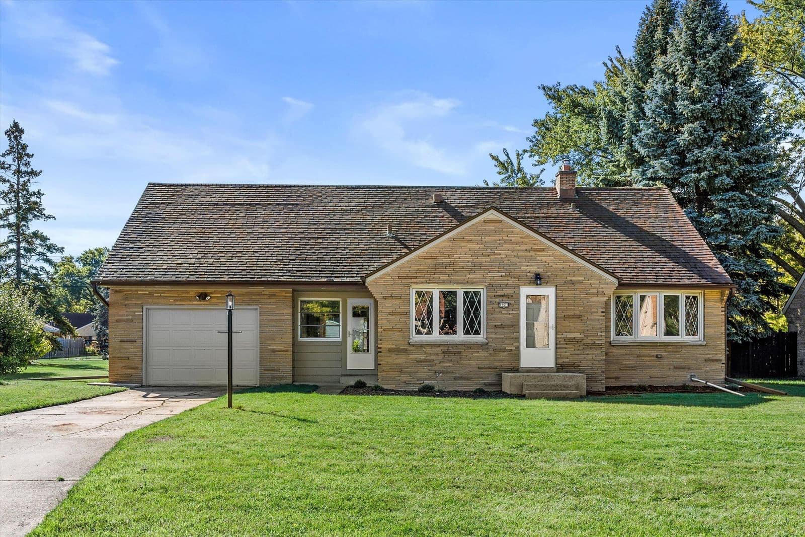 7921 Whitaker Ave, Greenfield, WI 53220