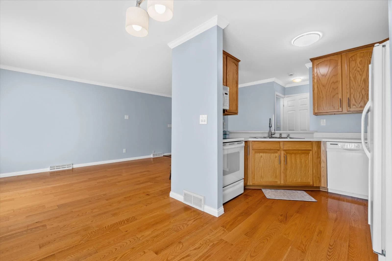 7335 Delaine Dr, Oak Creek, WI 53154 3