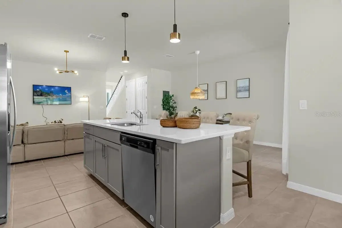 1676 TROPICAL PALMS Circle 5
