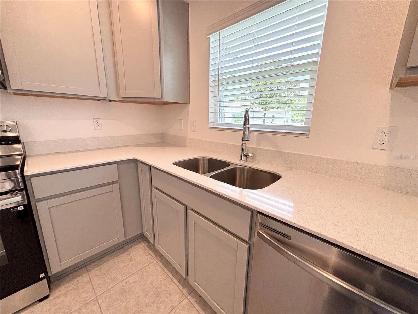 137 W MAPLE Drive 5