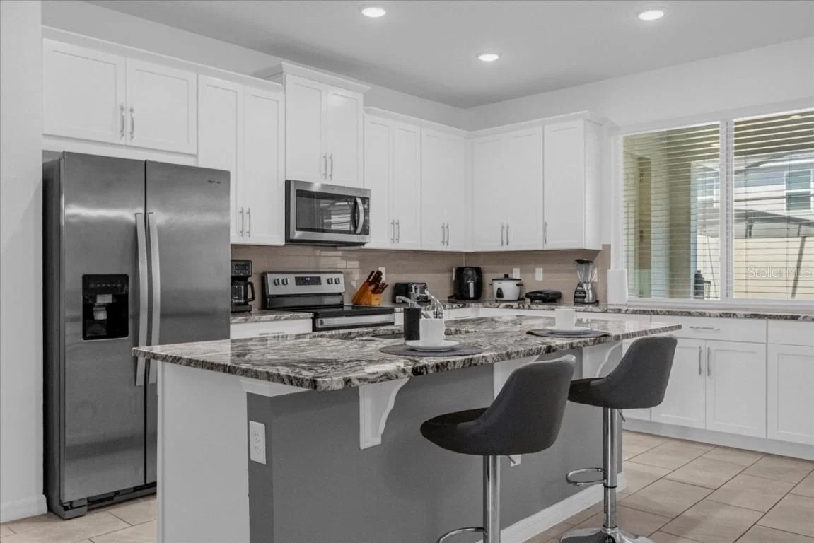 1644 TROPICAL PALMS Circle 4