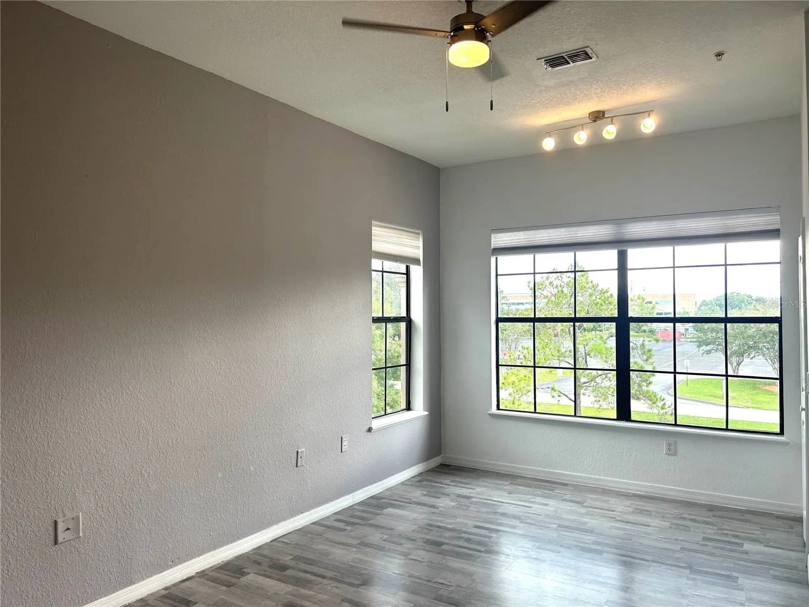 6137 METROWEST Boulevard #307 5