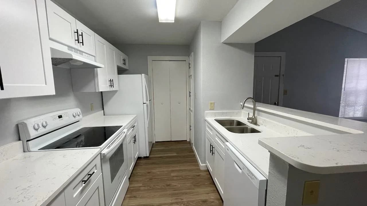 4225 THORNBRIAR Lane #201, Orlando, FL 32822 2
