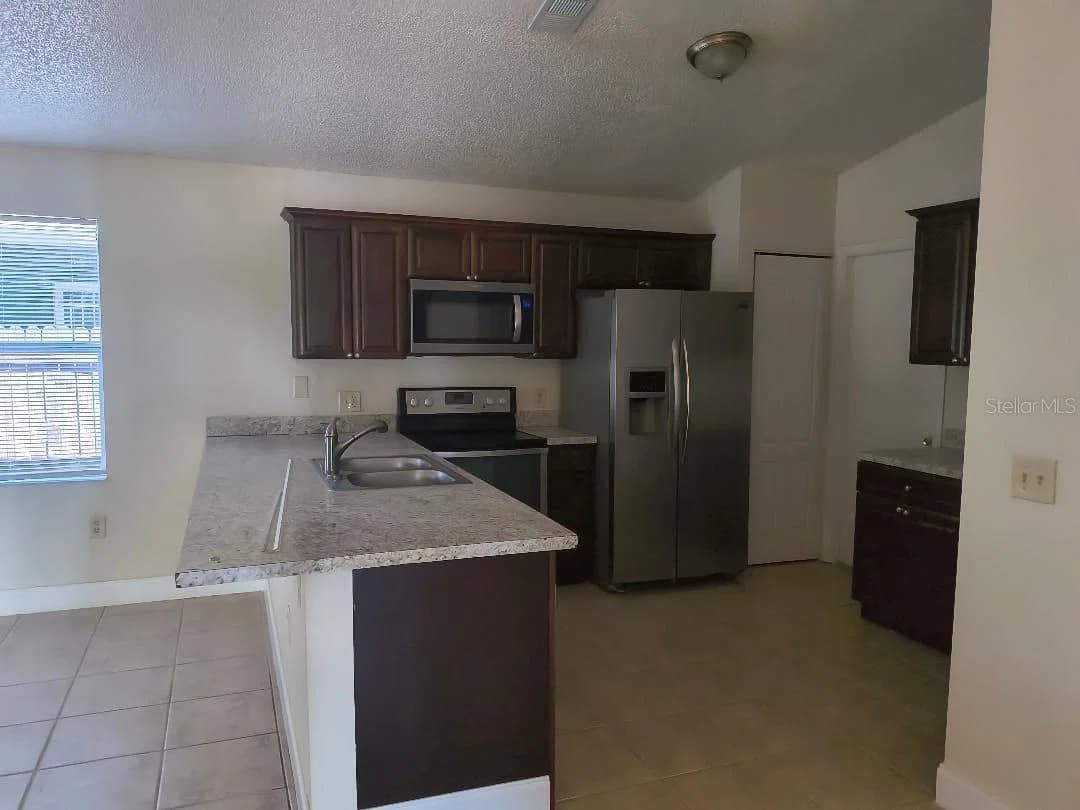 1003 WINTERBERRY Lane 5