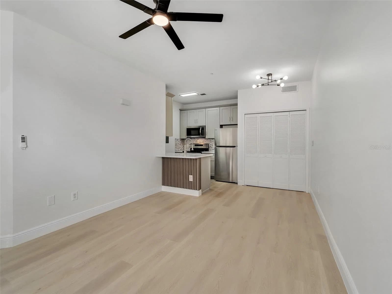 8933 LEE VISTA 4