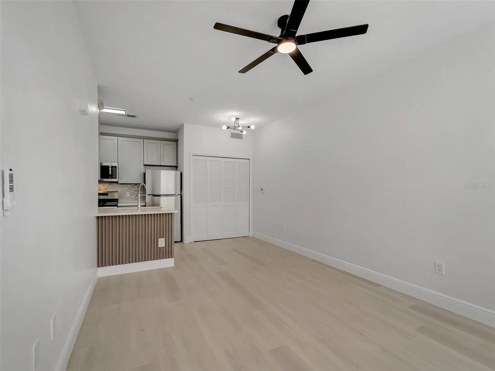 8933 LEE VISTA 5