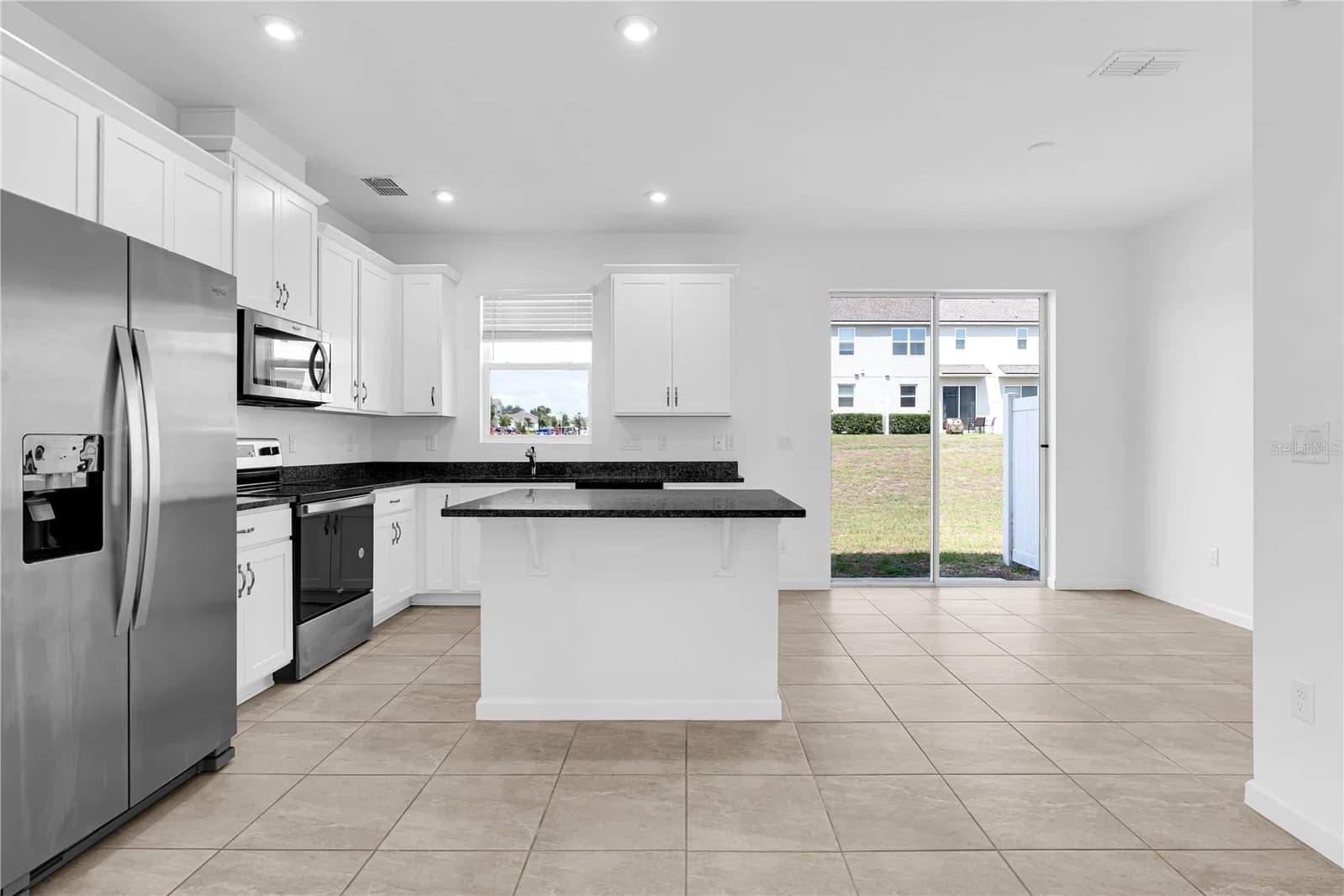 1100 LAKESHORE BREEZE 3