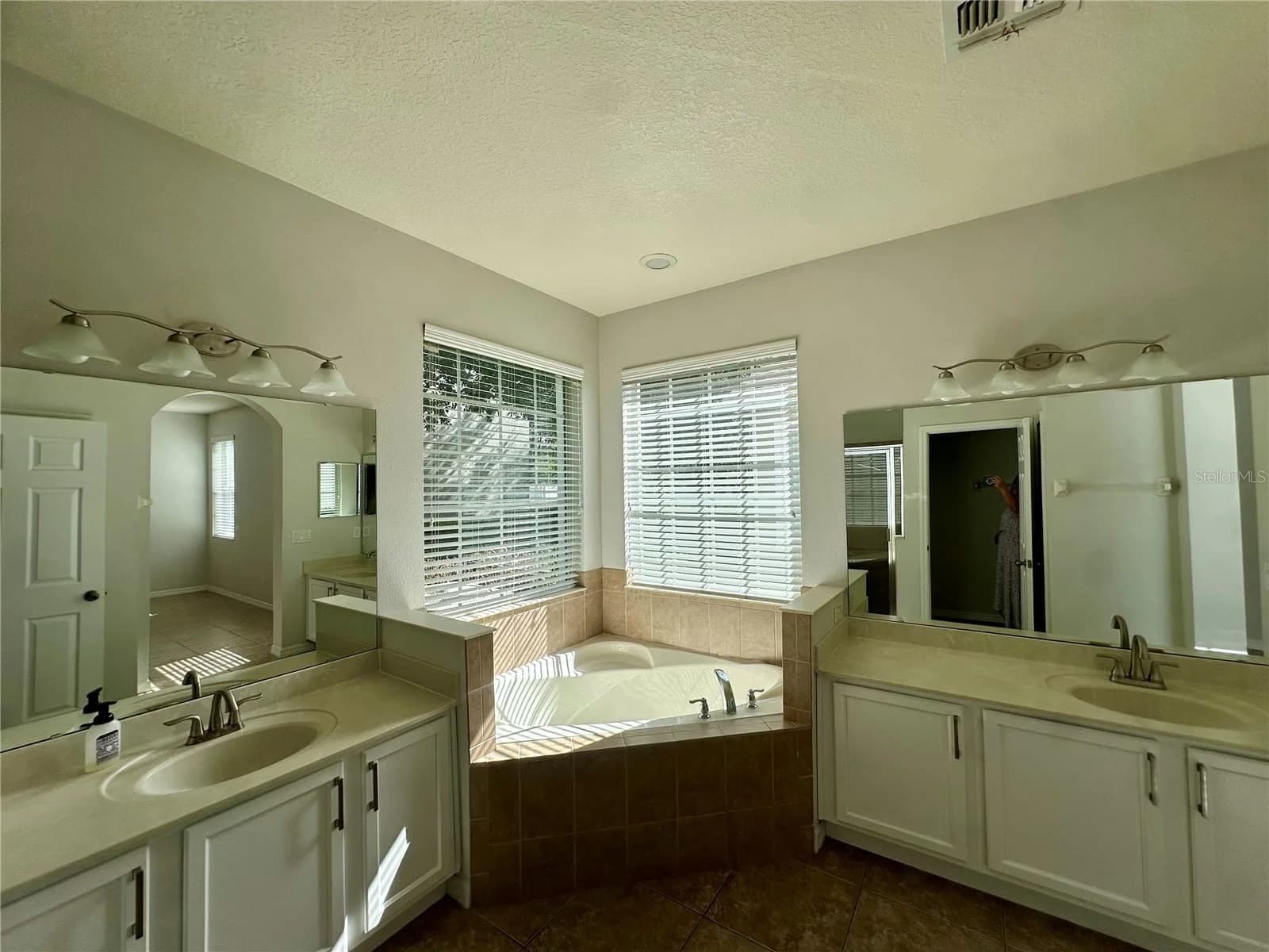 8107 NORTHLAKE 4