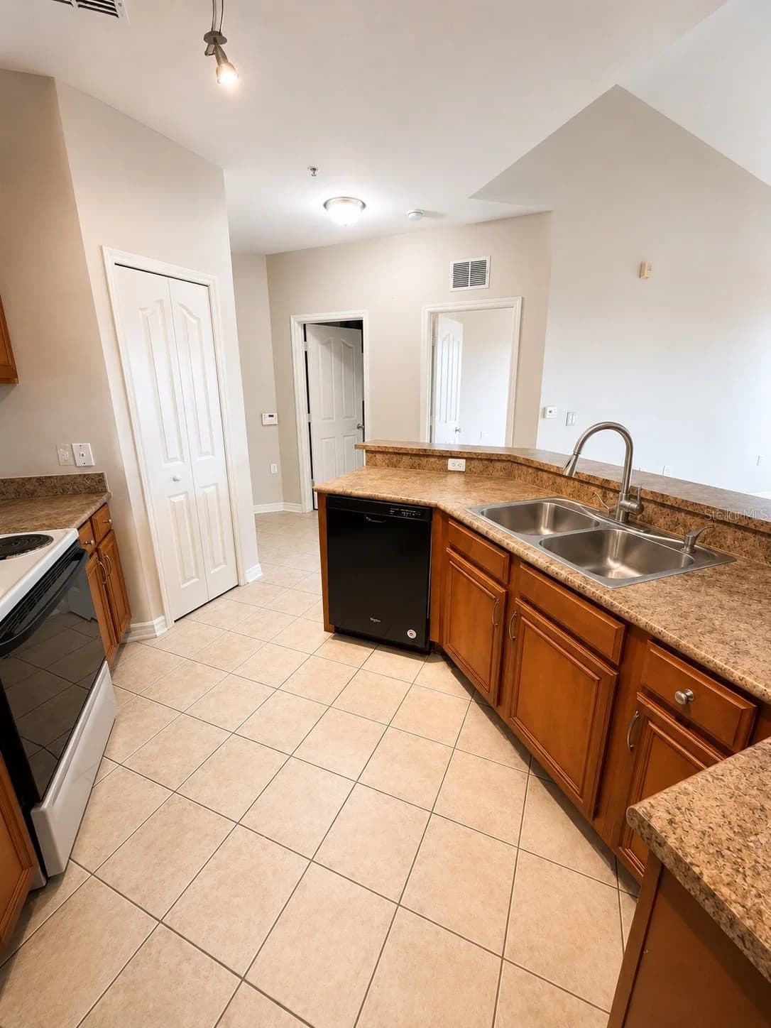 6157 METROWEST 5