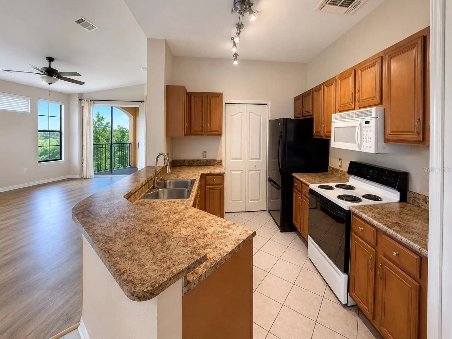6157 METROWEST 4