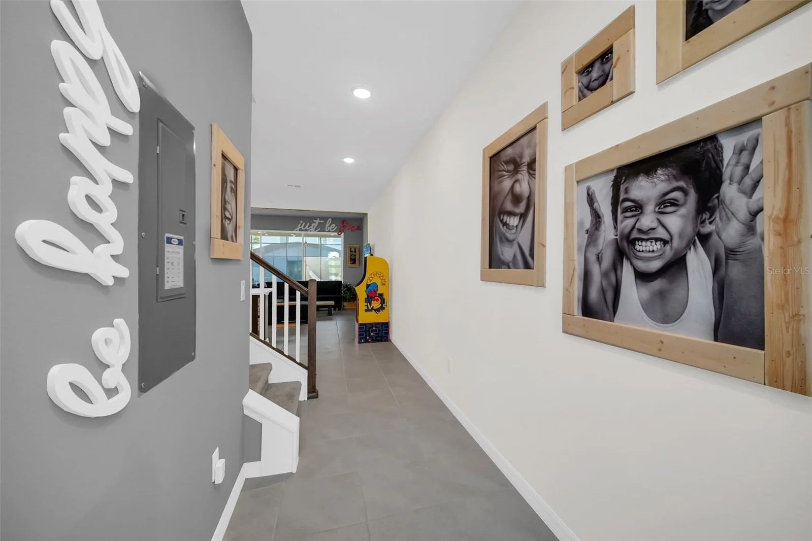 1672 TROPICAL PALMS 3