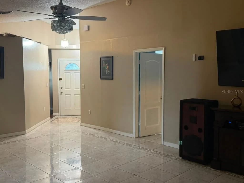 1013 MAYFAIR 4