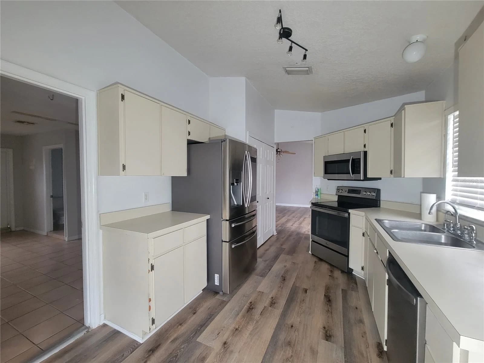 9827 DEAN COVE 3