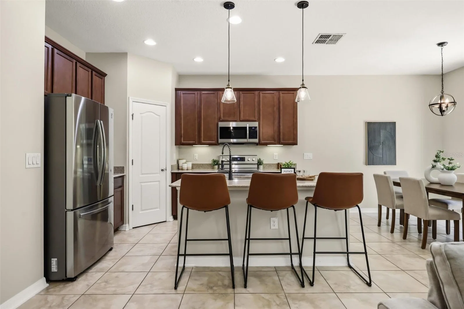 215 LAKES SHORE 2