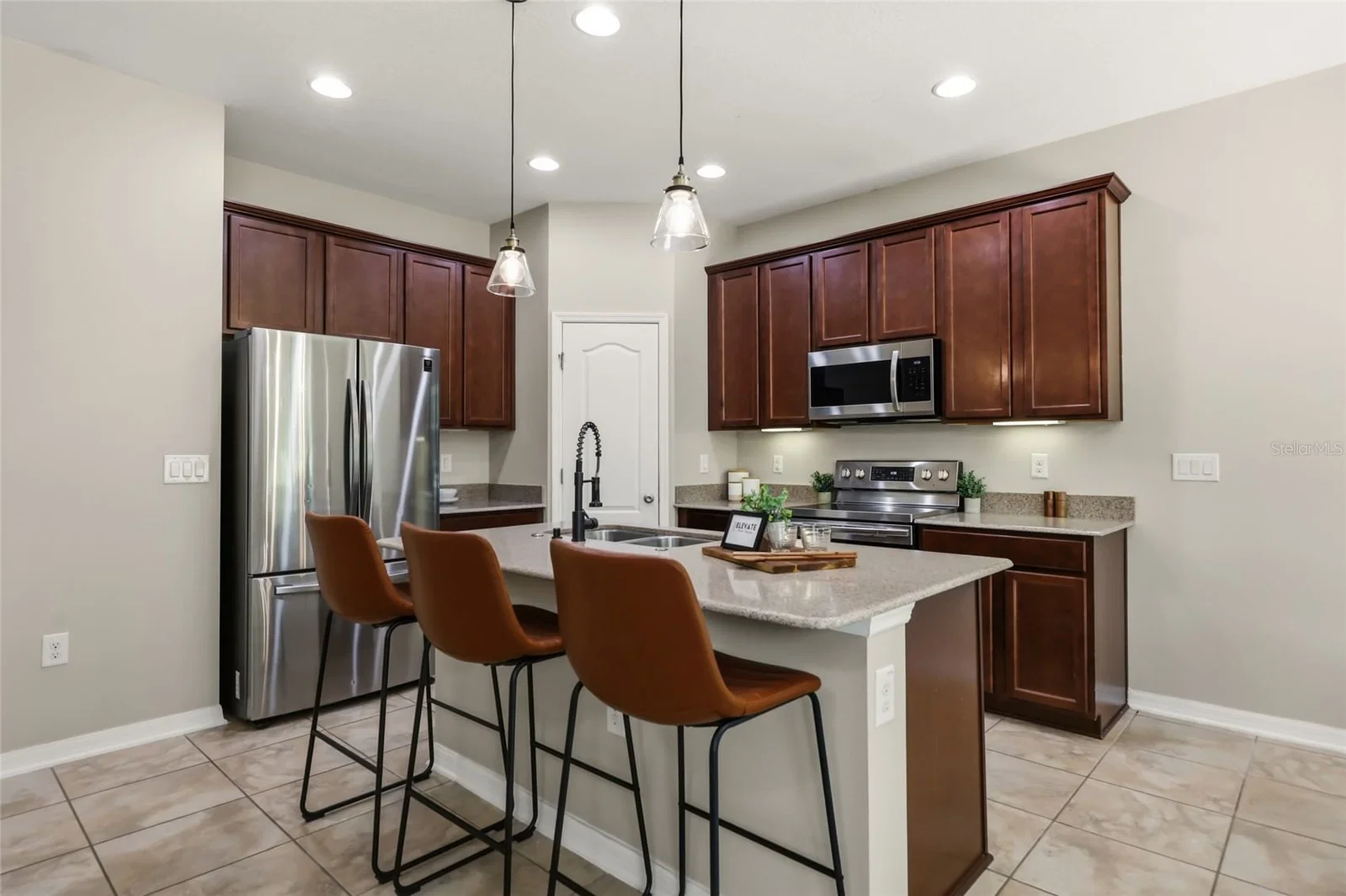 215 LAKES SHORE 4