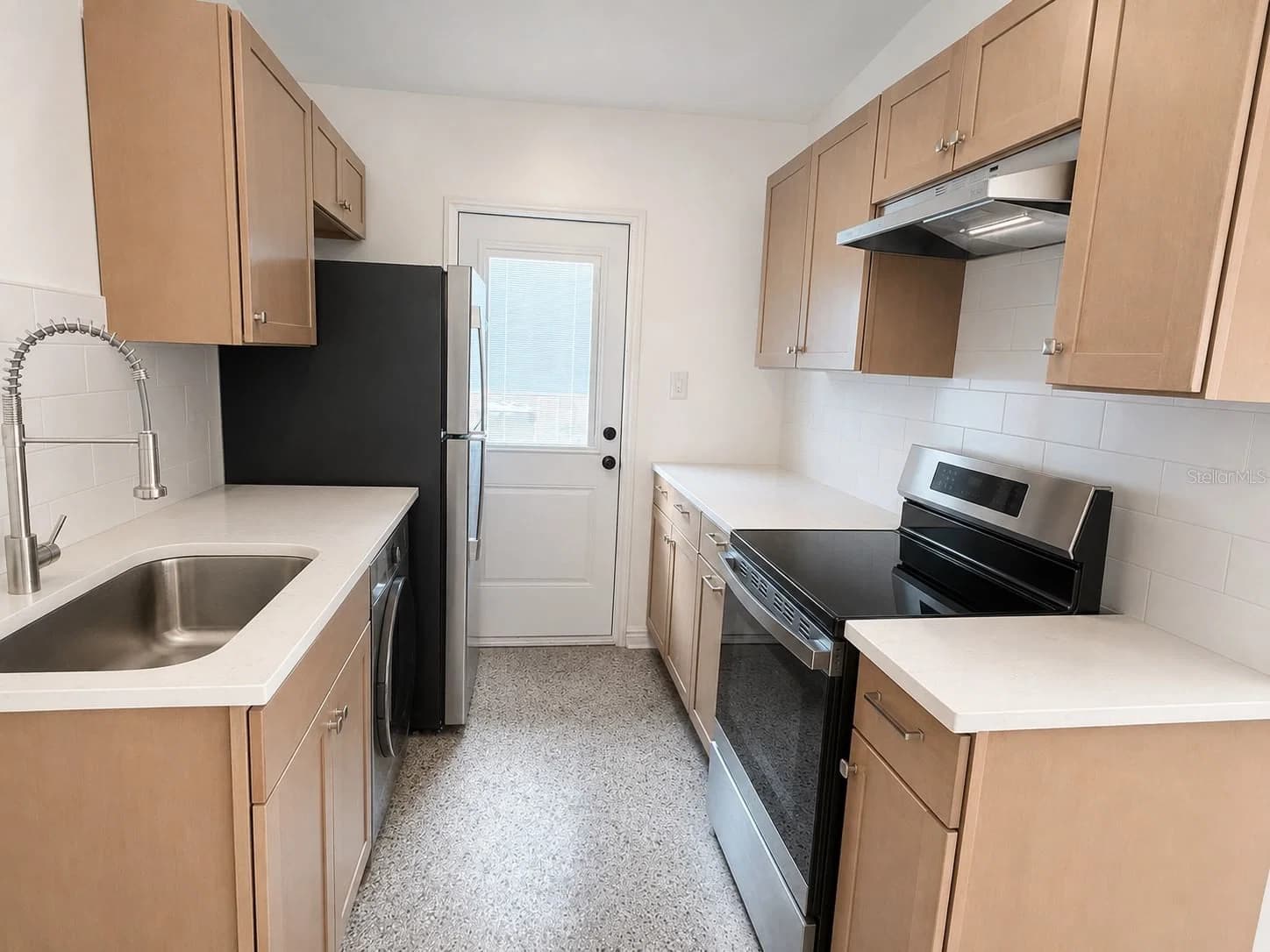 1605 DAUPHIN 5