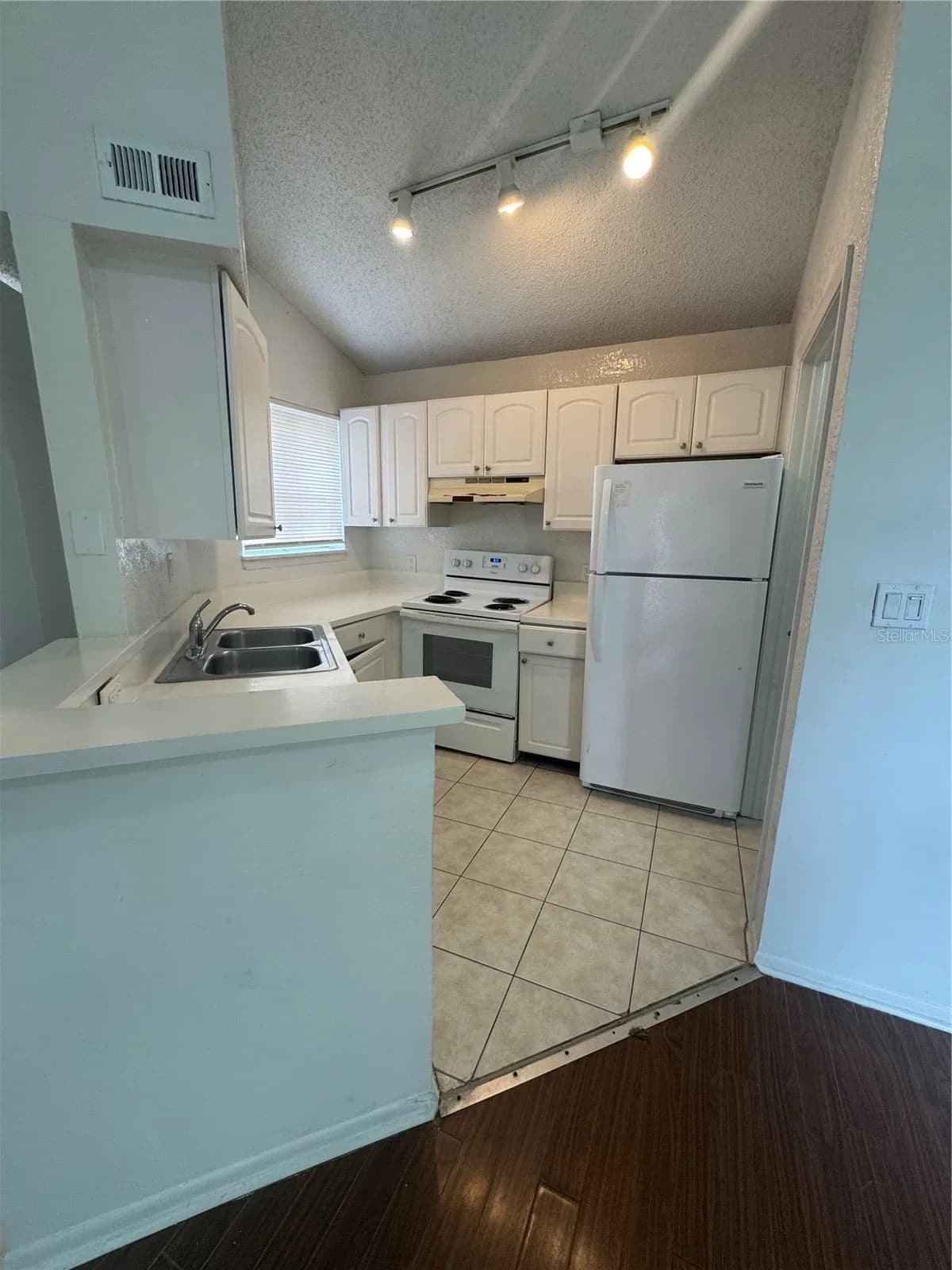 1908 LAKE ATRIUMS Circle #24, Orlando, FL 32839 3