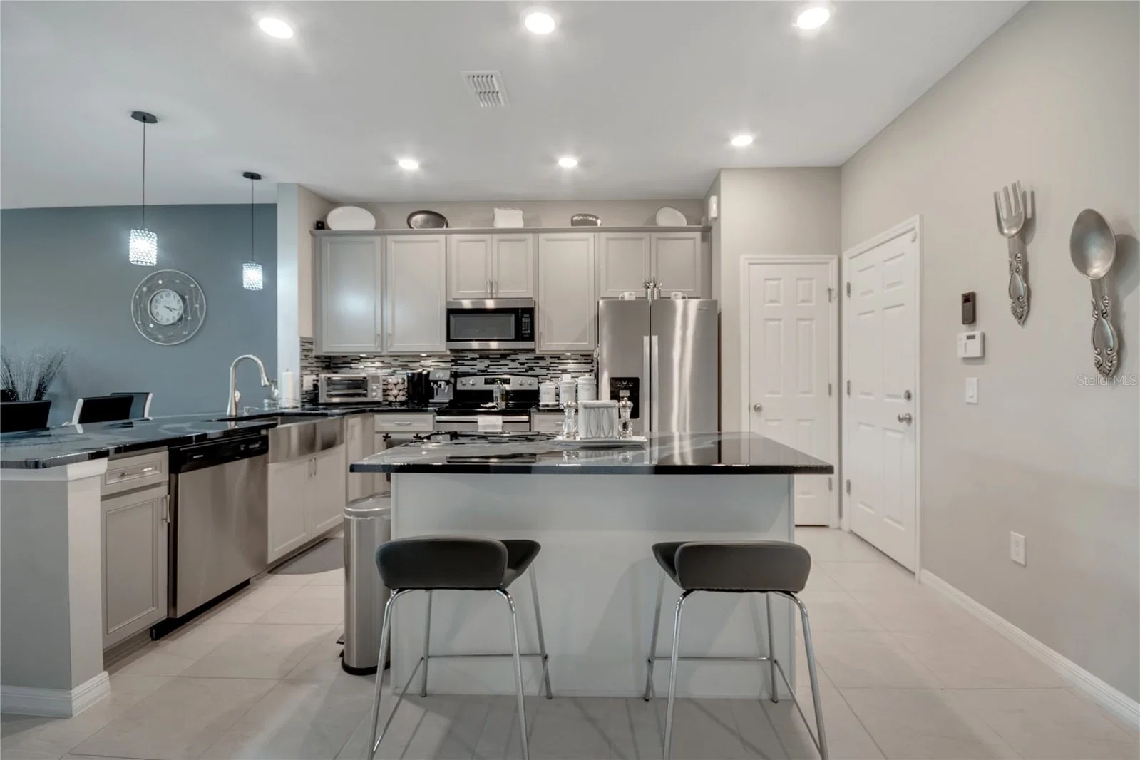 3725 PLAINVIEW Drive 4