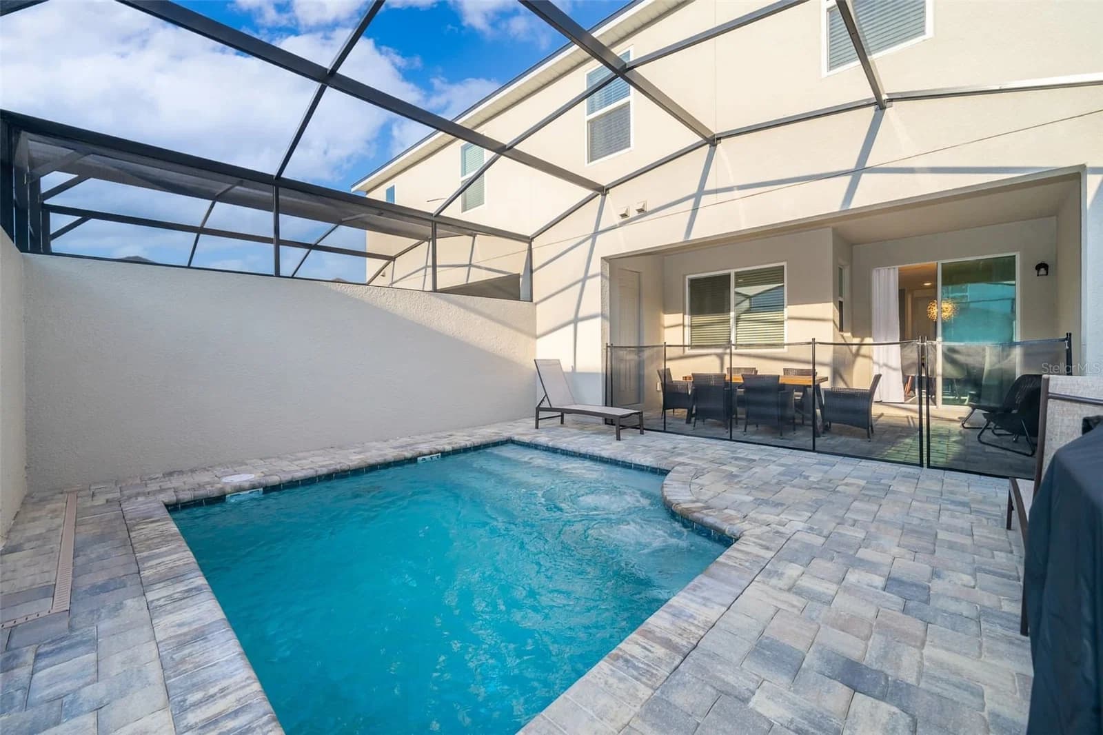 1696 TROPICAL PALMS Circle 5