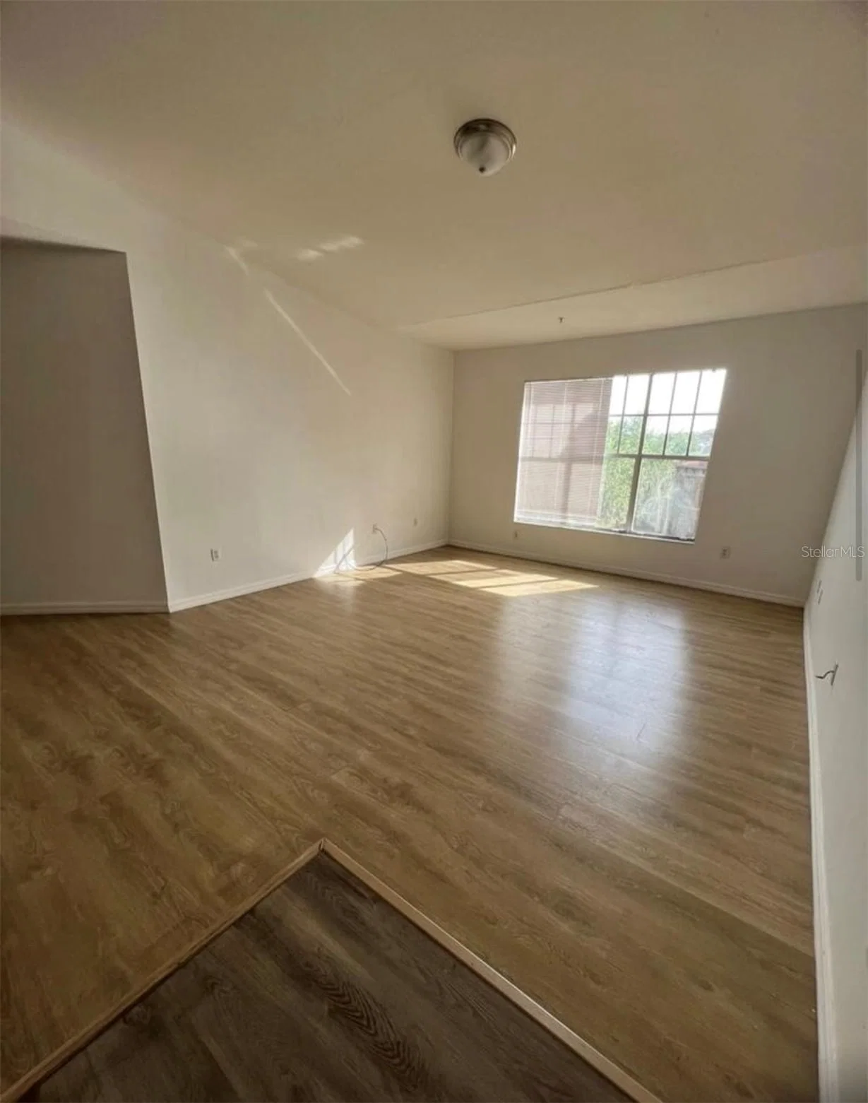5548 METROWEST Boulevard #306 4
