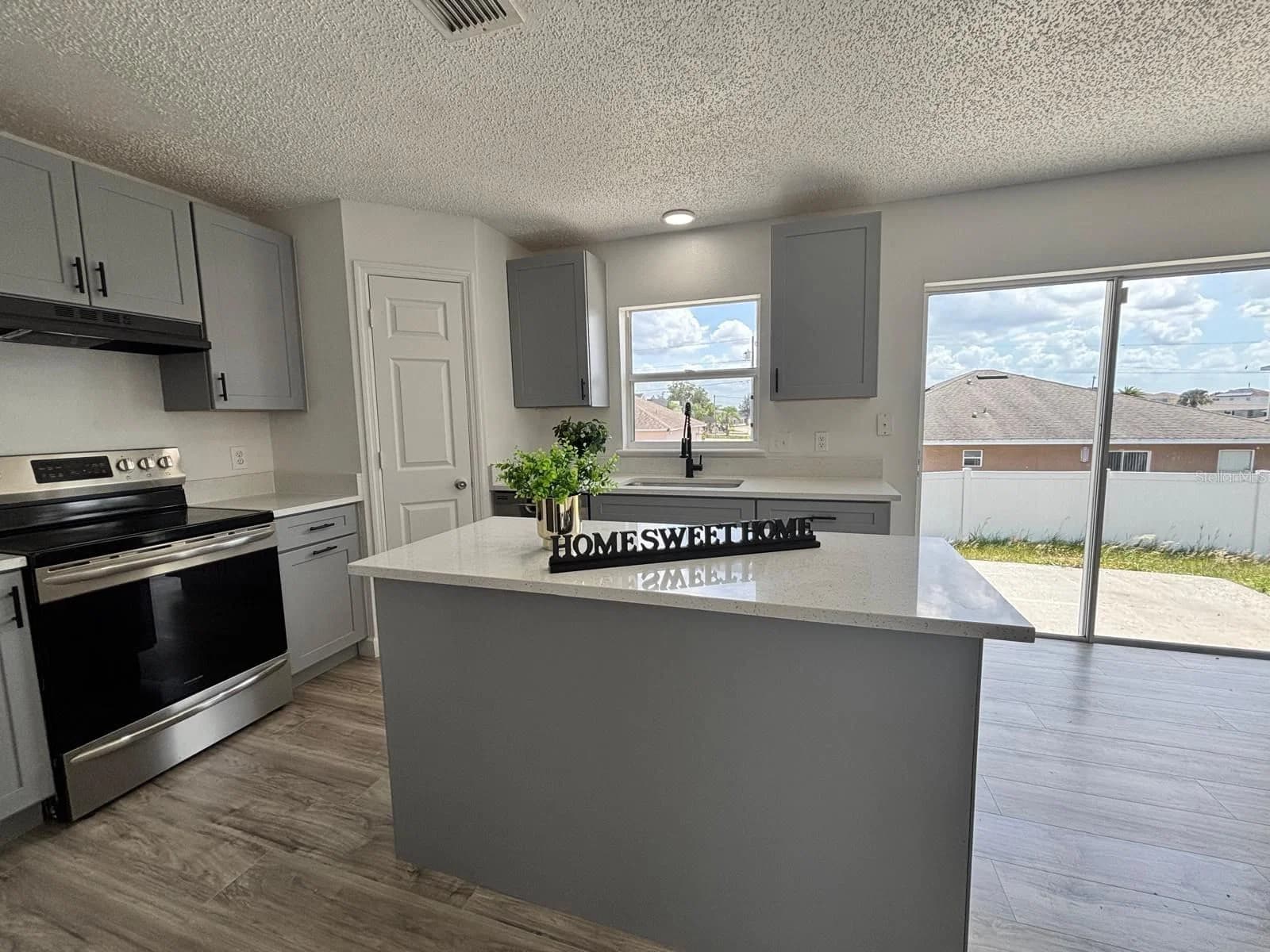 404 MANITOBA, Kissimmee, FL 34759 2